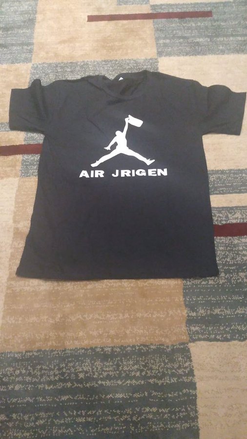 4 Kaos Plesetan Merk Ternama Ini Lawak Banget, Ada-Ada Aja